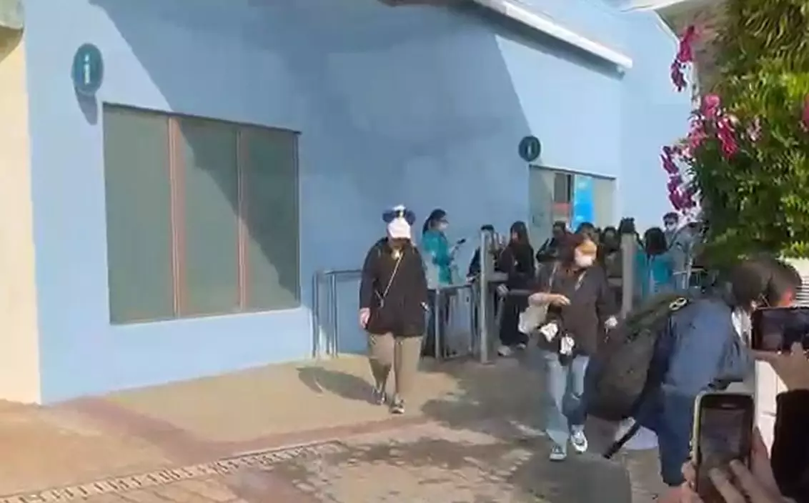 約早上9時42分,海洋公園先放行第一批40位市民入場。(巴士的報記者攝)