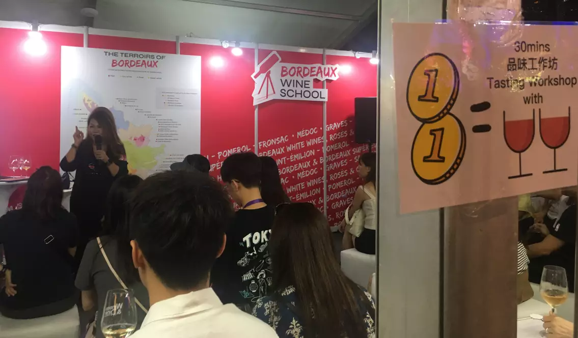 這格空間正在幽默熱情地講解法國酒知識。巴士的報記者攝