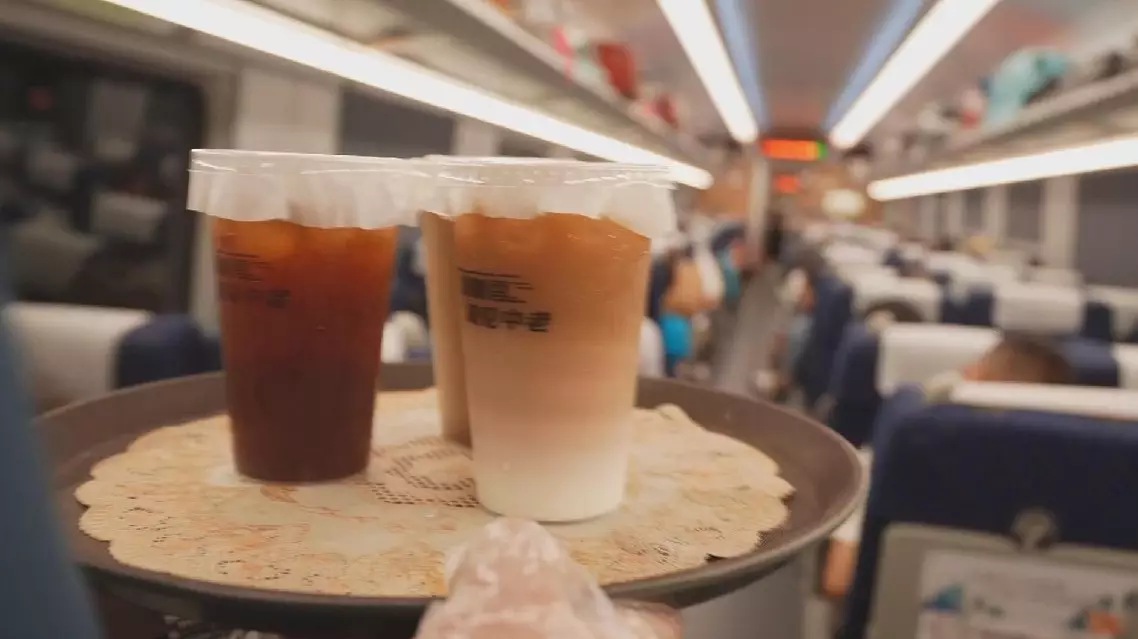 Train on China-Laos Railway offers passengers with gastronomic delights