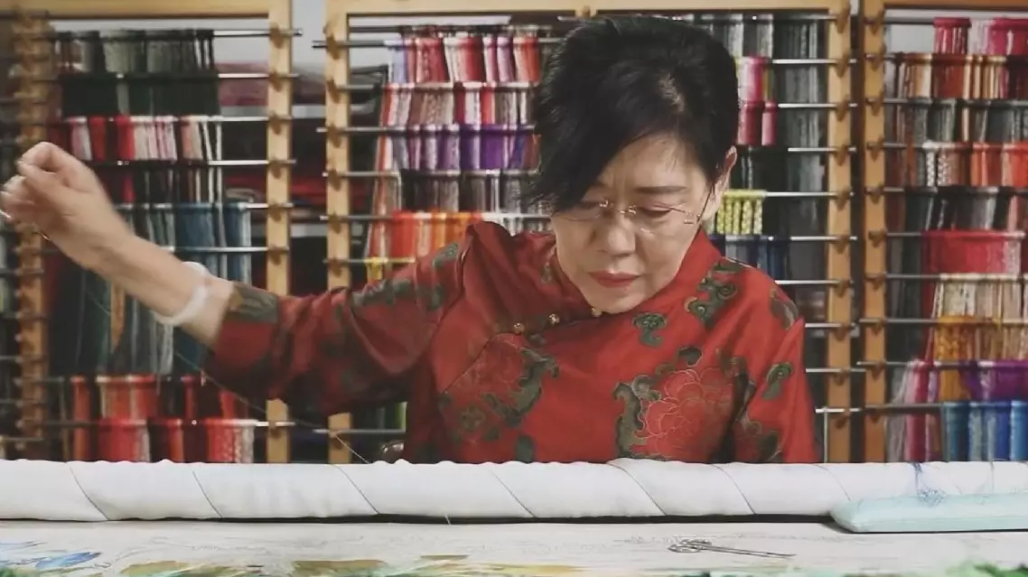 Chinese embroidery artist contributes to increasing income in Hubei