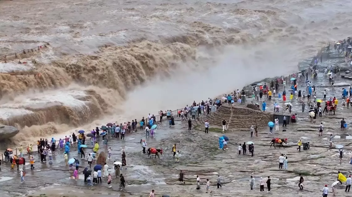 The Hukou Waterfall on the Yellow River delights visitors with breathtaking autumn views