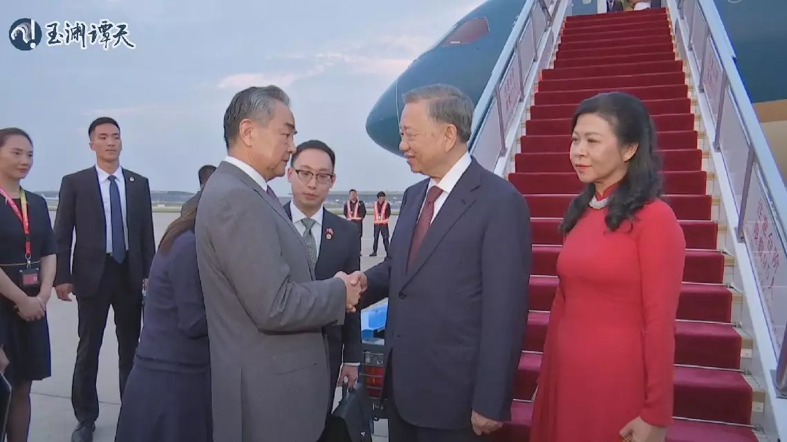 Chinese Foreign Minister welcomes Vietnamese President at the airport