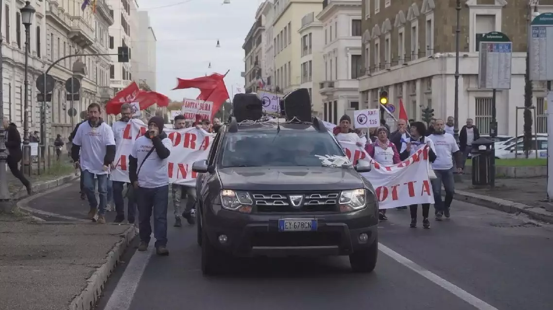 Hundreds of thousands of Italian workers stage general strike against Meloni's policies