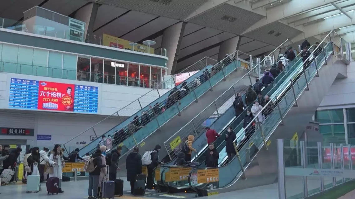 China's return travel volume surges as Spring Festival holiday winds down