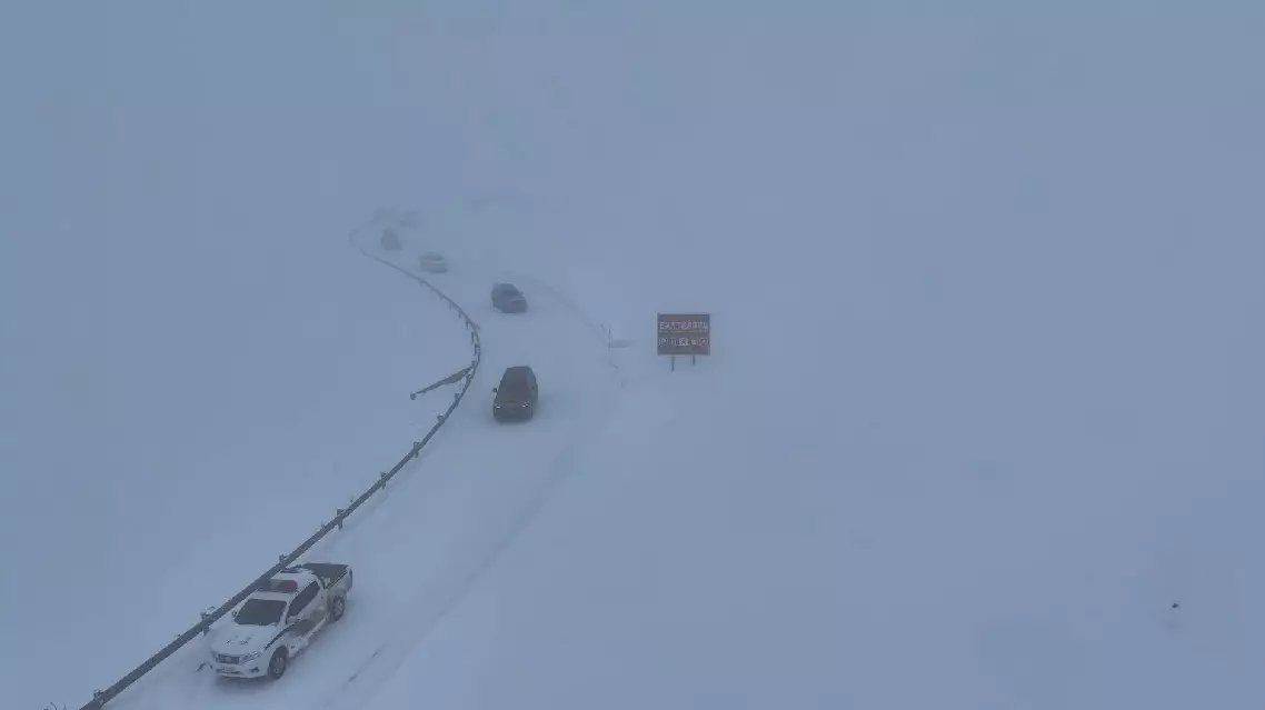 Heavy snowfall blankets parts of Xinjiang, disrupting traffic in key areas