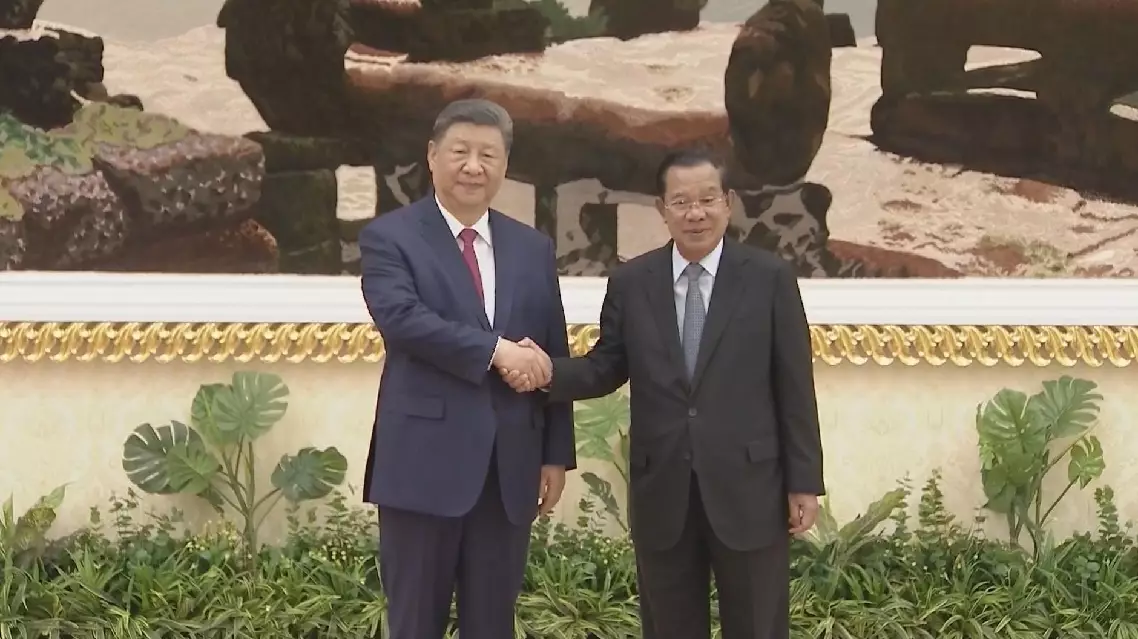 Xi meets Cambodian Senate President Hun Sen