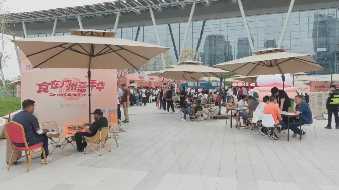 Canton Fair treats traders from around world with Guangdong delicacies