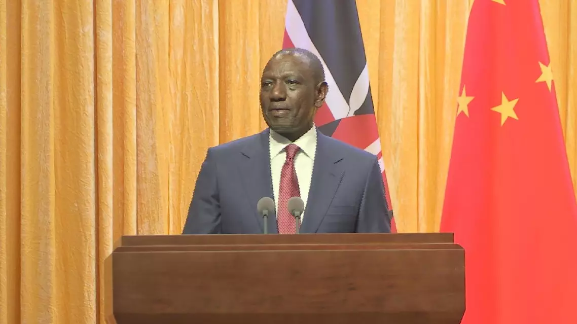 Kenyan president visits Peking University, addressing students