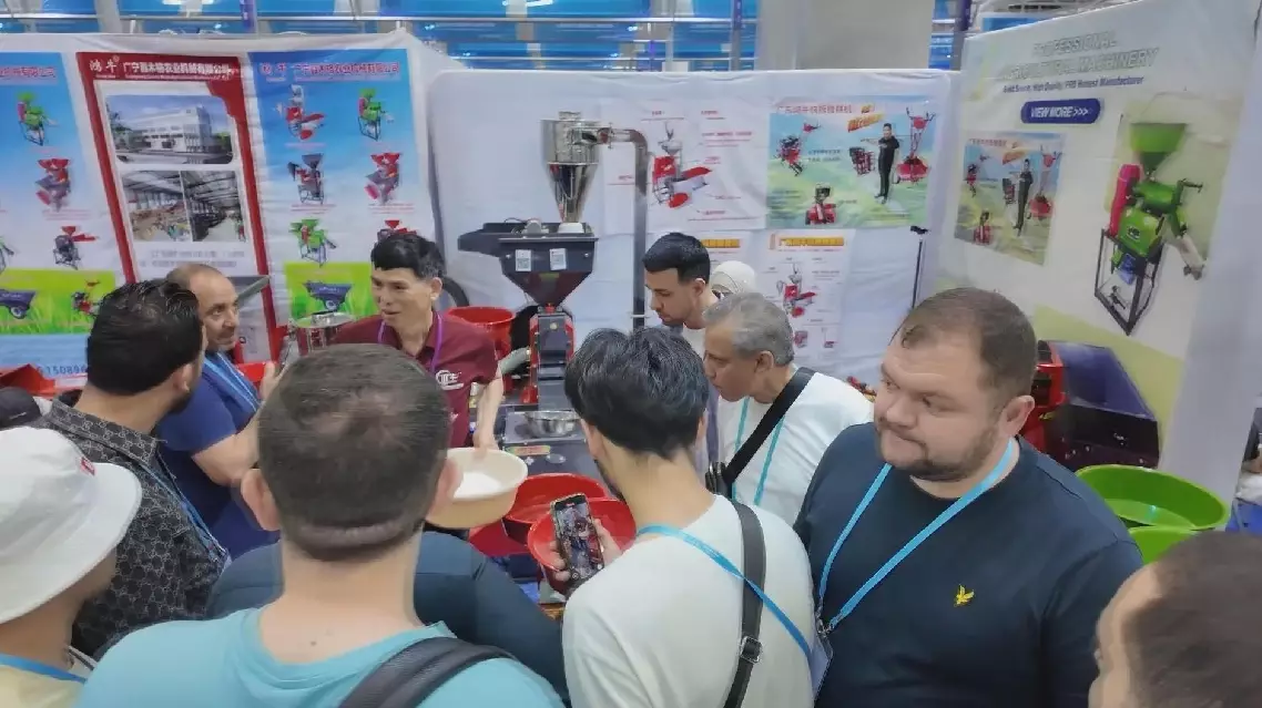 Charismatic local exhibitor overcomes language barrier to attract foreign buyers at Canton Fair