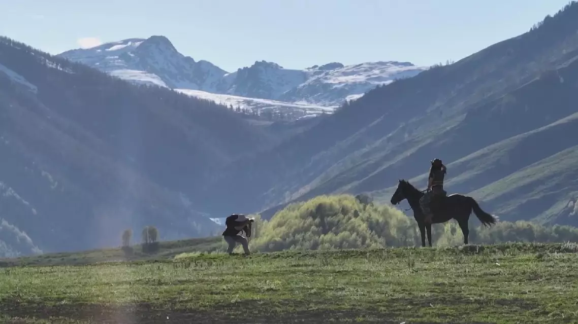 Tourists flock to Xinjiang scenic spot for unique photography experiences