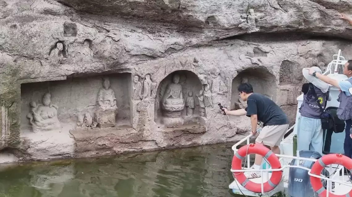 Ancient cliff carvings surface in Chongqing