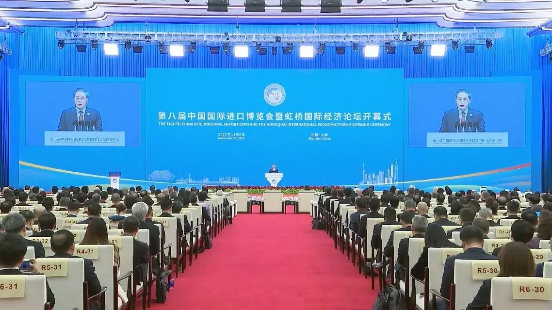 Chinese premier reaffirms commitment to opening up at import expo