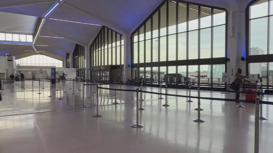 El cierre del gobierno de EE. UU. interrumpe los viajes aéreos a medida que aumentan los recortes de vuelos