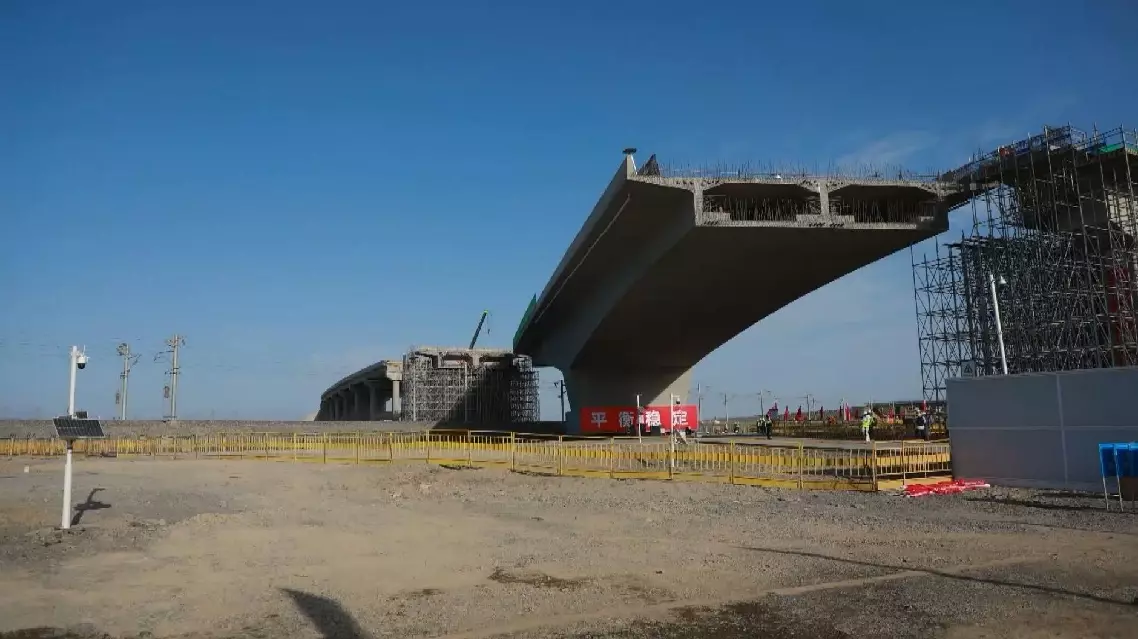 Largest-span swivel bridge on Xinjiang's expressway completes rotation