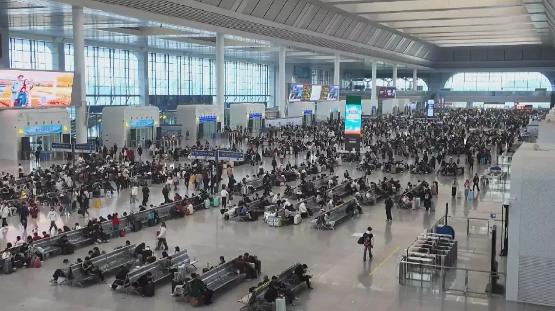 China sees return travel rush as Near Year holiday comes to end