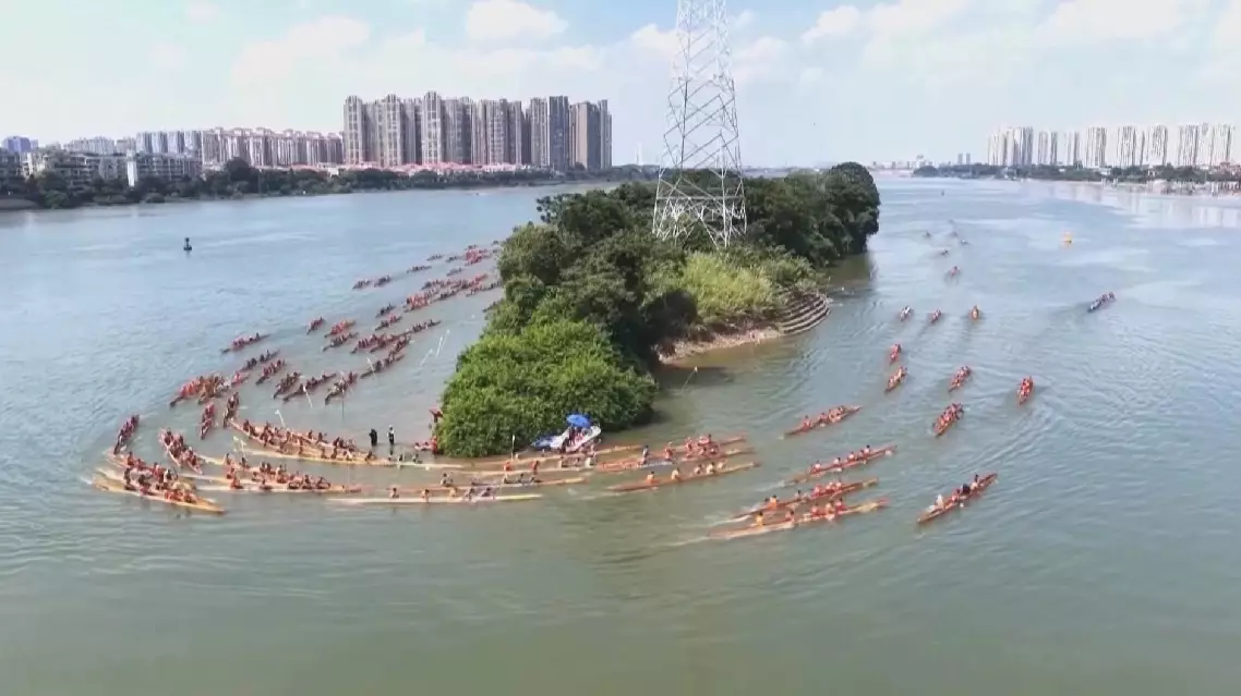 Grand dragon boat race draws big crowds in Foshan