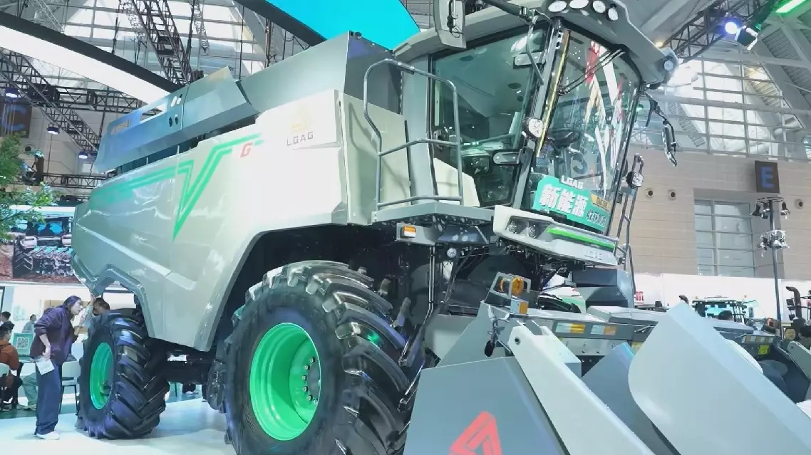 Smart, clean-energy farm machines wow at Tianjin expo
