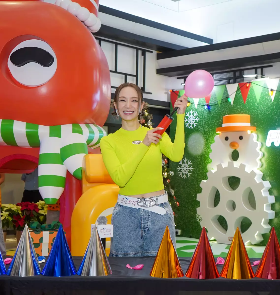 王君馨與粉絲挑戰聖誕派對氣球遊戲時領先粉絲，狀態極佳。