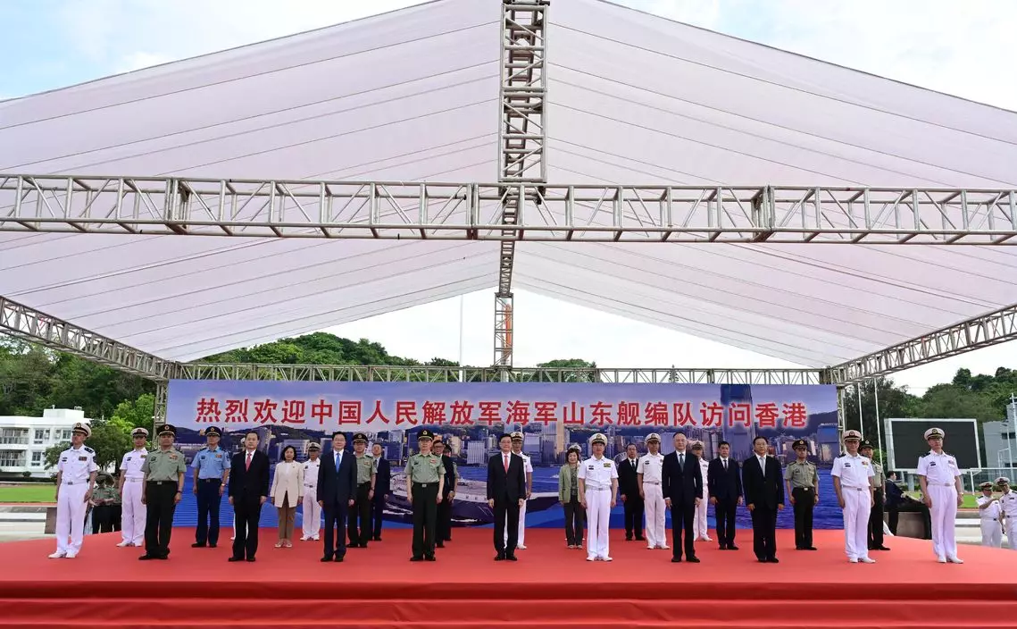 李家超出席中國人民解放軍海軍山東艦編隊訪問香港歡迎儀式。政府新聞網圖片