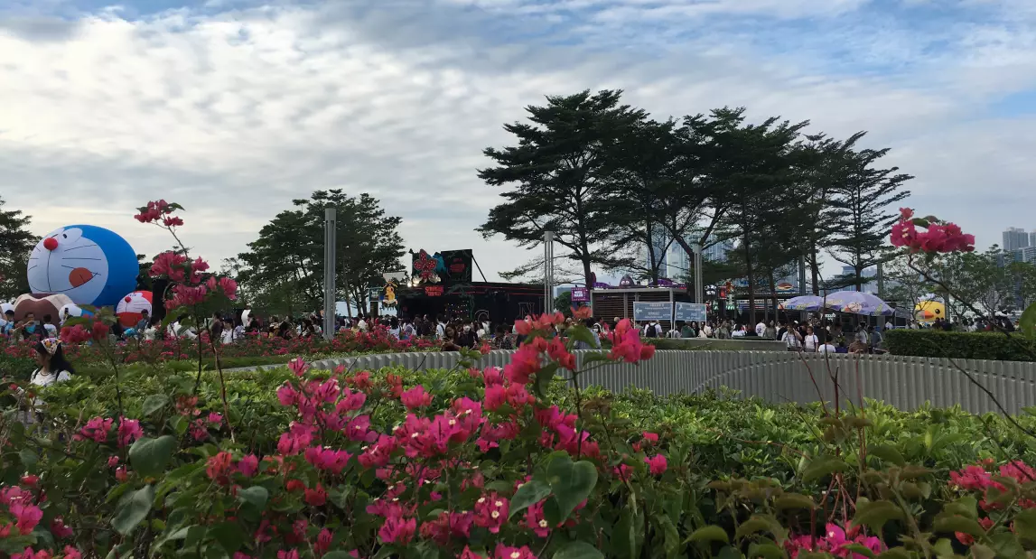 活動同時與「維港海上大巡遊」同期舉行，在海濱互相映襯。巴士的報記者攝