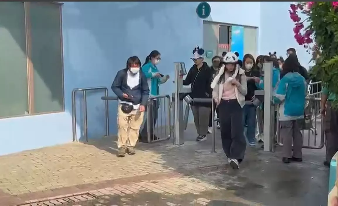 約早上9時42分,海洋公園先放行第一批40位市民入場。(巴士的報記者攝)