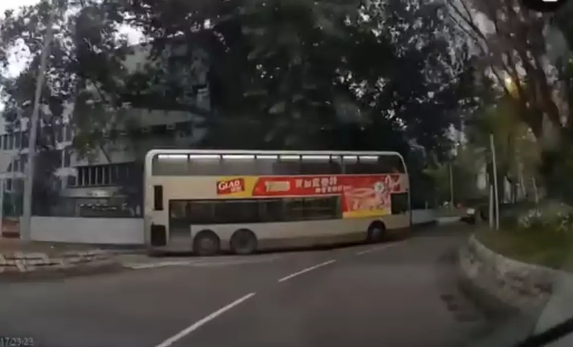 巴士從左方駛入迴旋處。（FB影片截圖）