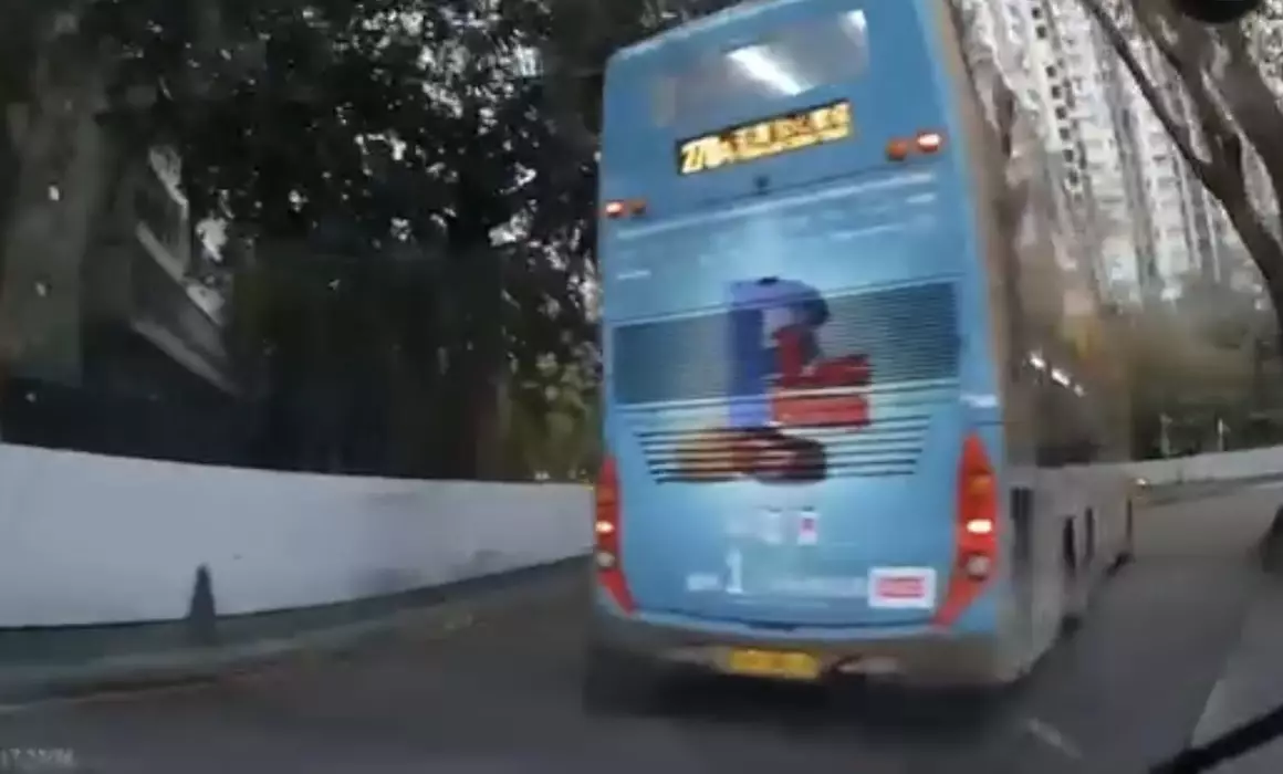 司機尾隨巴士，巴士在前方阻擋視線。（FB影片截圖）