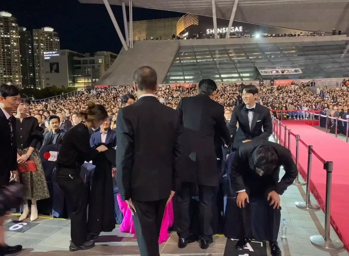 發哥在坐下時更主動和《上流寄生族》的宋康昊及後面一眾韓國年青男演員包括宋仲基握手。