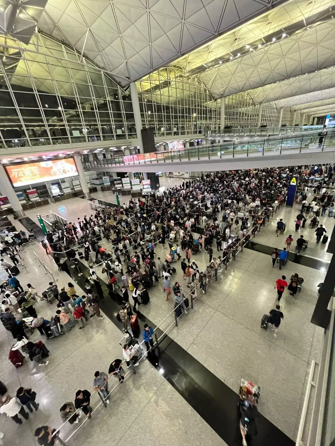 颱風下大批旅客滯留機場 (讀者提供圖片)
