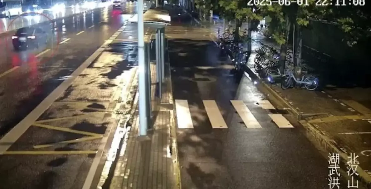 男子因機票太貴連偷8車返鄉,汽油燃盡即棄車再偷。影片截圖