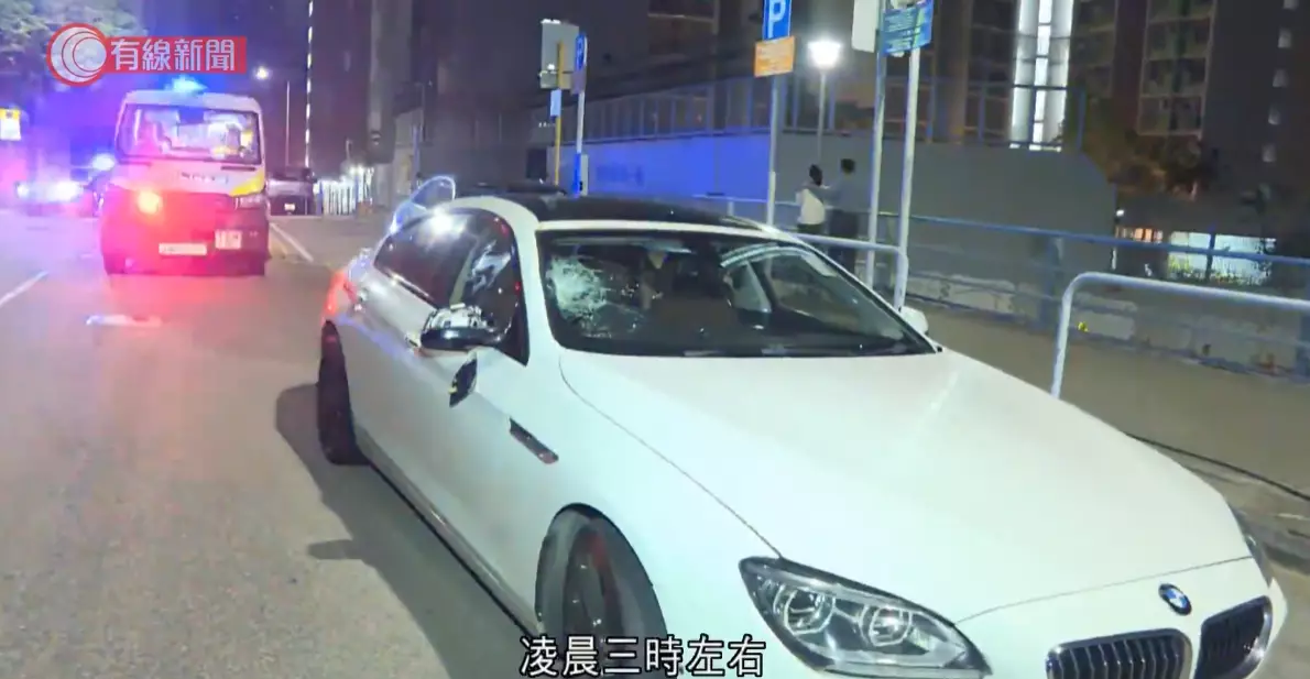 現場所見,私家車擋風玻璃破裂及右側鏡損毁,地上有血迹。有線新聞影片截圖