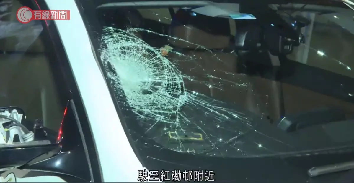 現場所見,私家車擋風玻璃破裂及右側鏡損毁,地上有血迹。有線新聞影片截圖