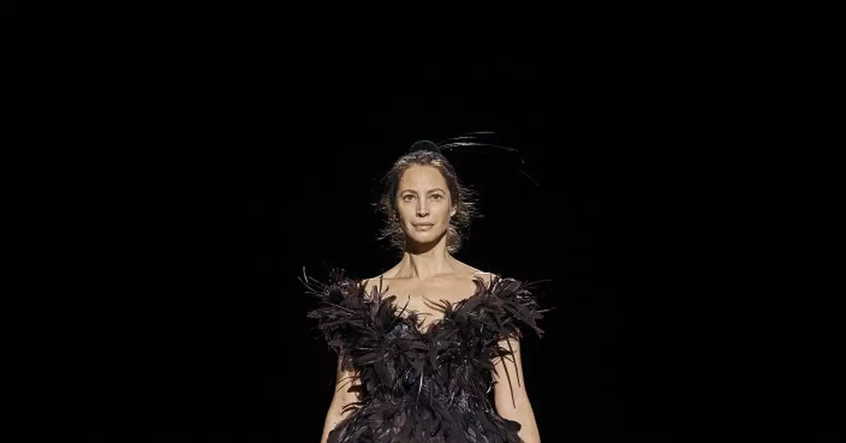 A very prompt Marc Jacobs welcomes back a '90s supermodel