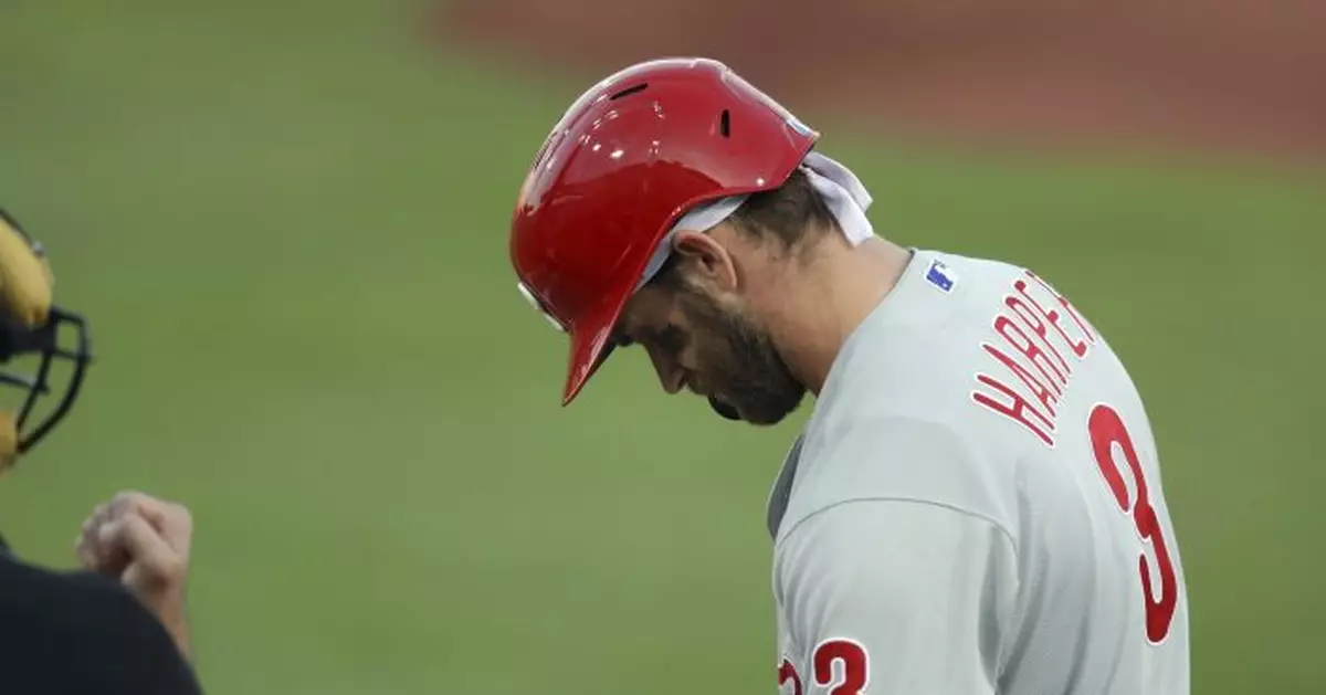 Phils star Bryce Harper exits with right shoulder soreness
