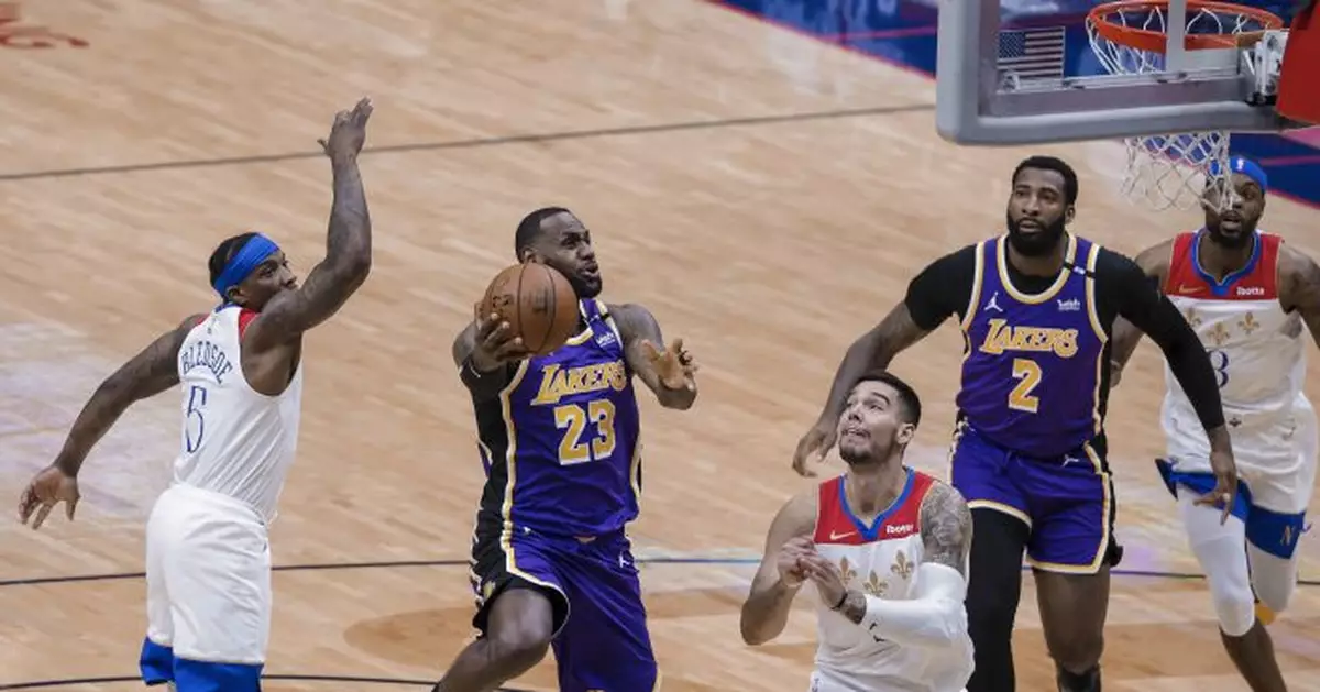 James scores 25, tweaks ankle, Lakers top Pelicans 110-98
