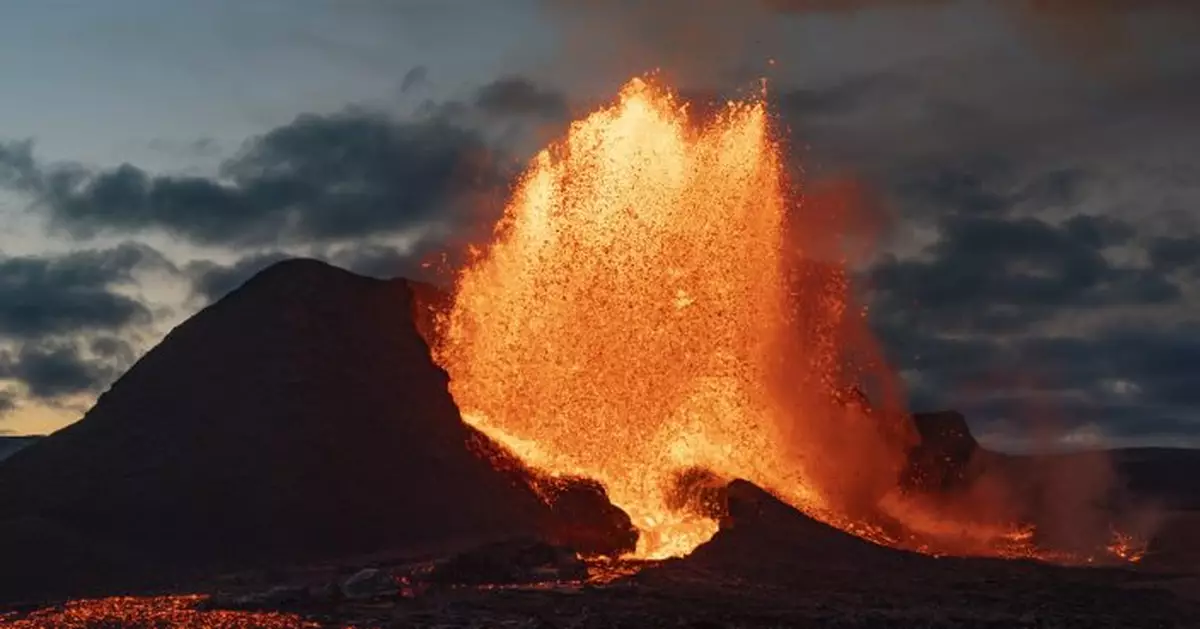 AP PHOTOS: Icelandic volcanic eruption a &#039;wonder of nature&#039;