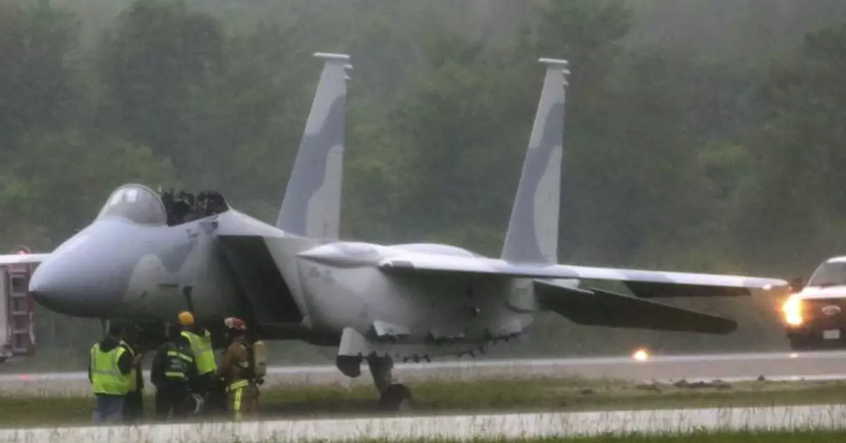 2 pilots eject from F-15 when it leaves runway in Illinois