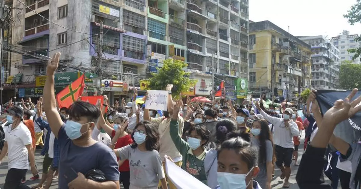 Flash mobs in Myanmar&#039;s biggest city avoid deadly response