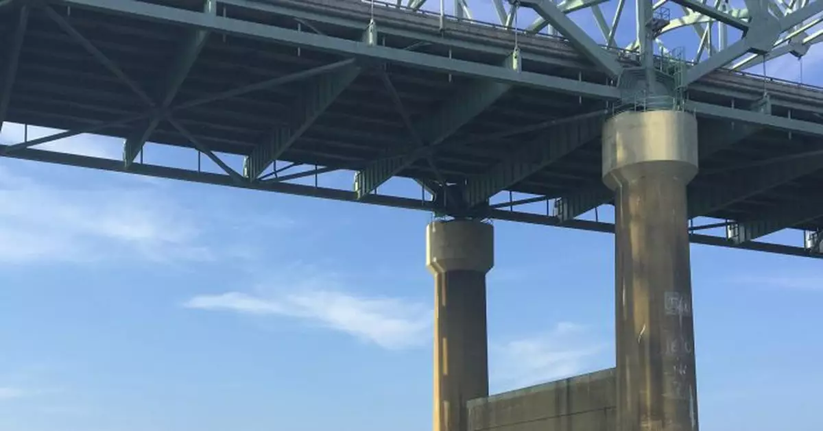 Kayaker&#039;s photos show crack in closed I-40 bridge in 2016