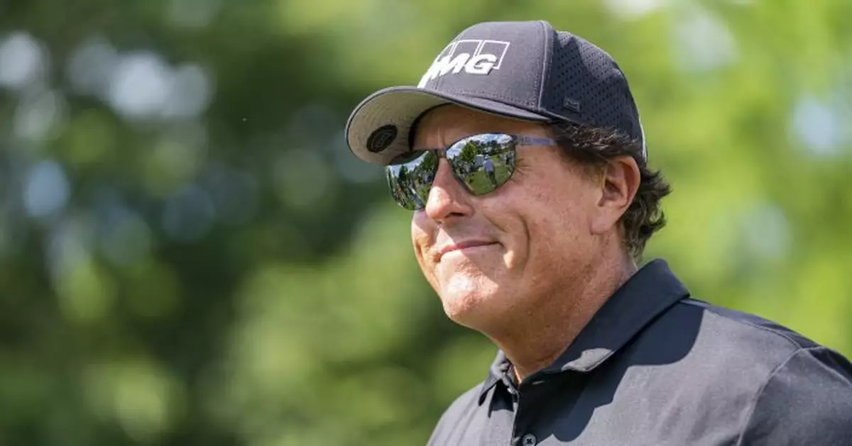 Mickelson 11 shots worse, still in the mix at Quail Hollow