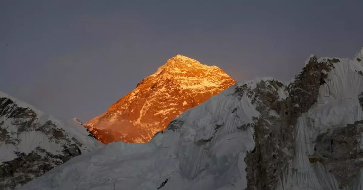 Virus fails to deter hundreds of climbers on Mount Everest