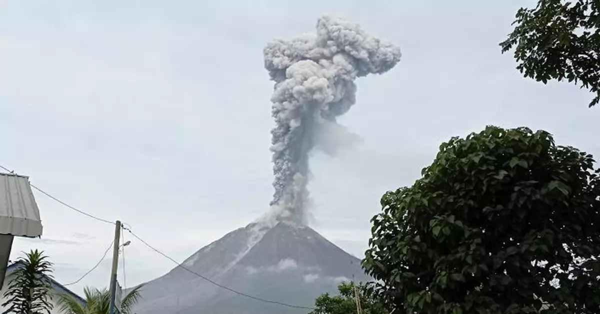 Indonesia&#039;s Sinabung spews column of volcanic ash into sky
