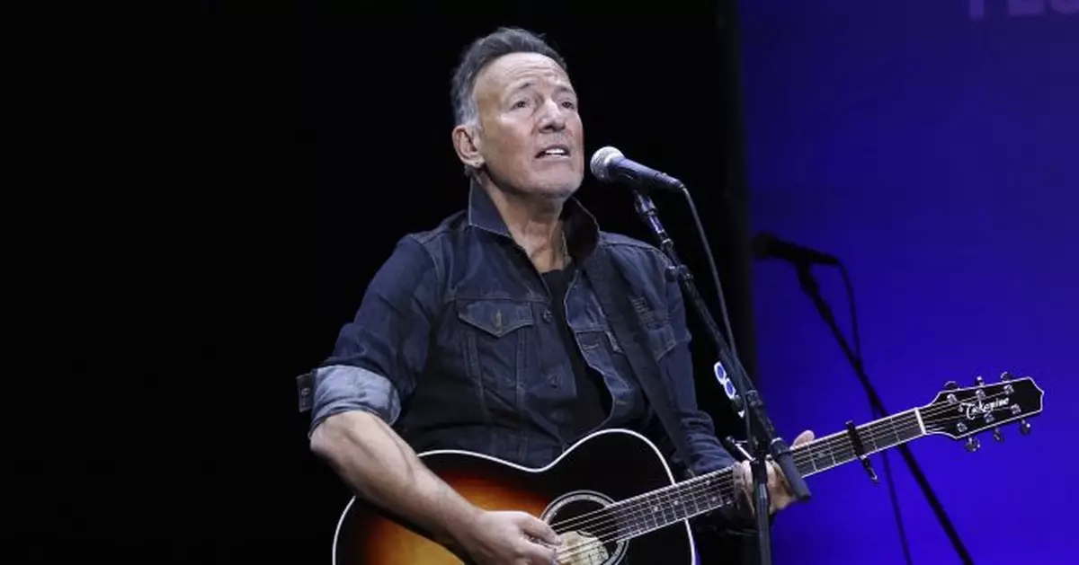 Bruce Springsteen receives this year&#039;s Woody Guthrie Prize