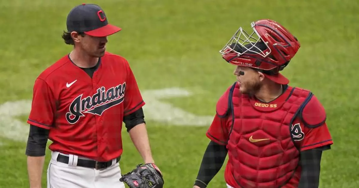 Indians catcher Pérez goes on IL with fractured ring finger