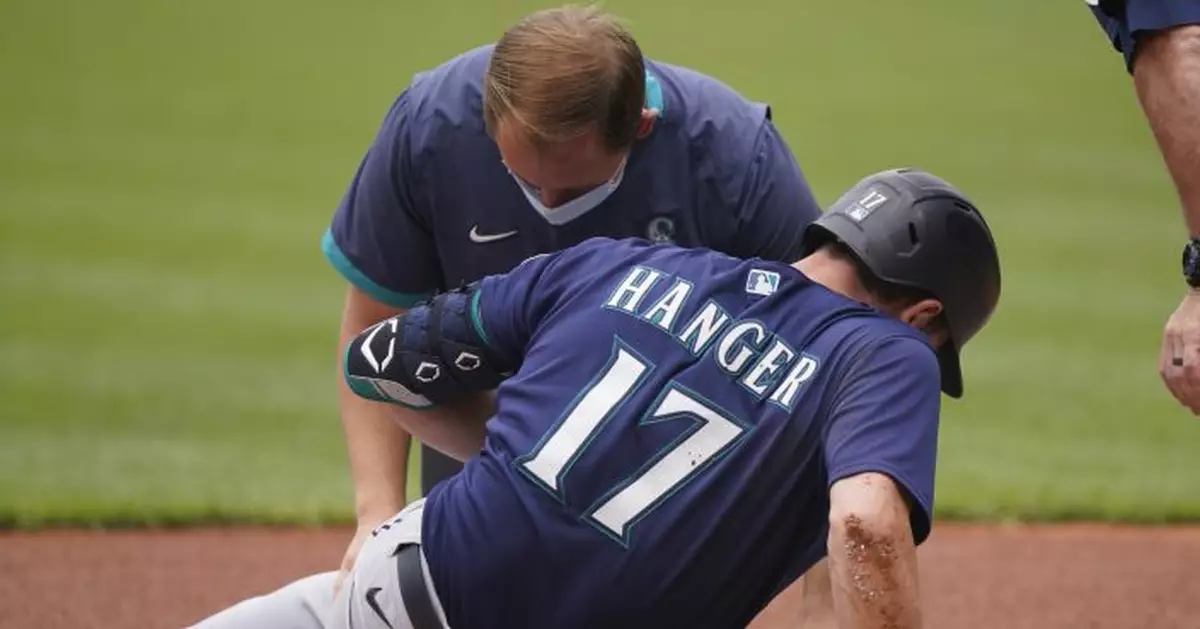 Mariners&#039; Haniger leaves game after fouling pitch off knee