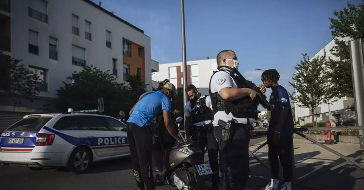 AP PHOTOS: On patrol with police in Paris&#039; tough suburbs