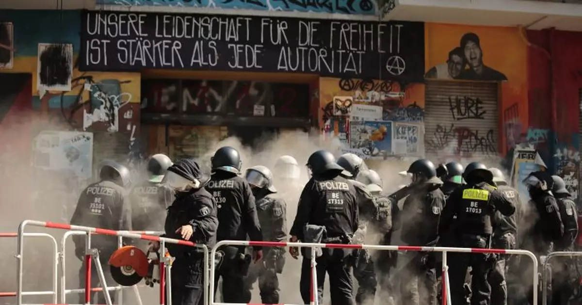 Berlin police force way to squatted building for inspection