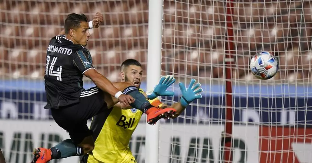 Álvarez breaks late tie, Galaxy beat Whitecaps 2-1