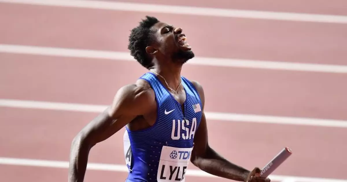 Noah Lyles sends message by raising gloved fist at trials
