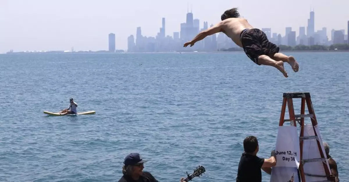 Chicago man jumps into Lake Michigan for 365th straight day